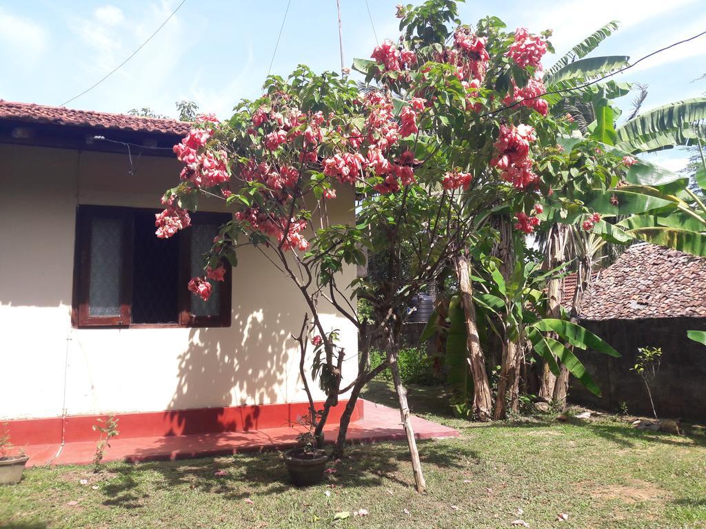 Pradeepa House Apartment Unawatuna Bagian luar foto