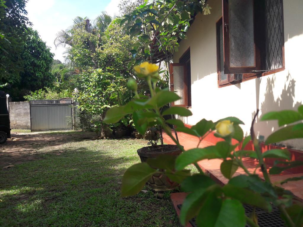 Pradeepa House Apartment Unawatuna Bagian luar foto