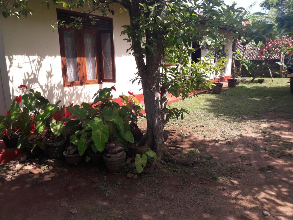 Pradeepa House Apartment Unawatuna Bagian luar foto